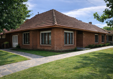 CHALET en esquina - Barrio El Gaucho